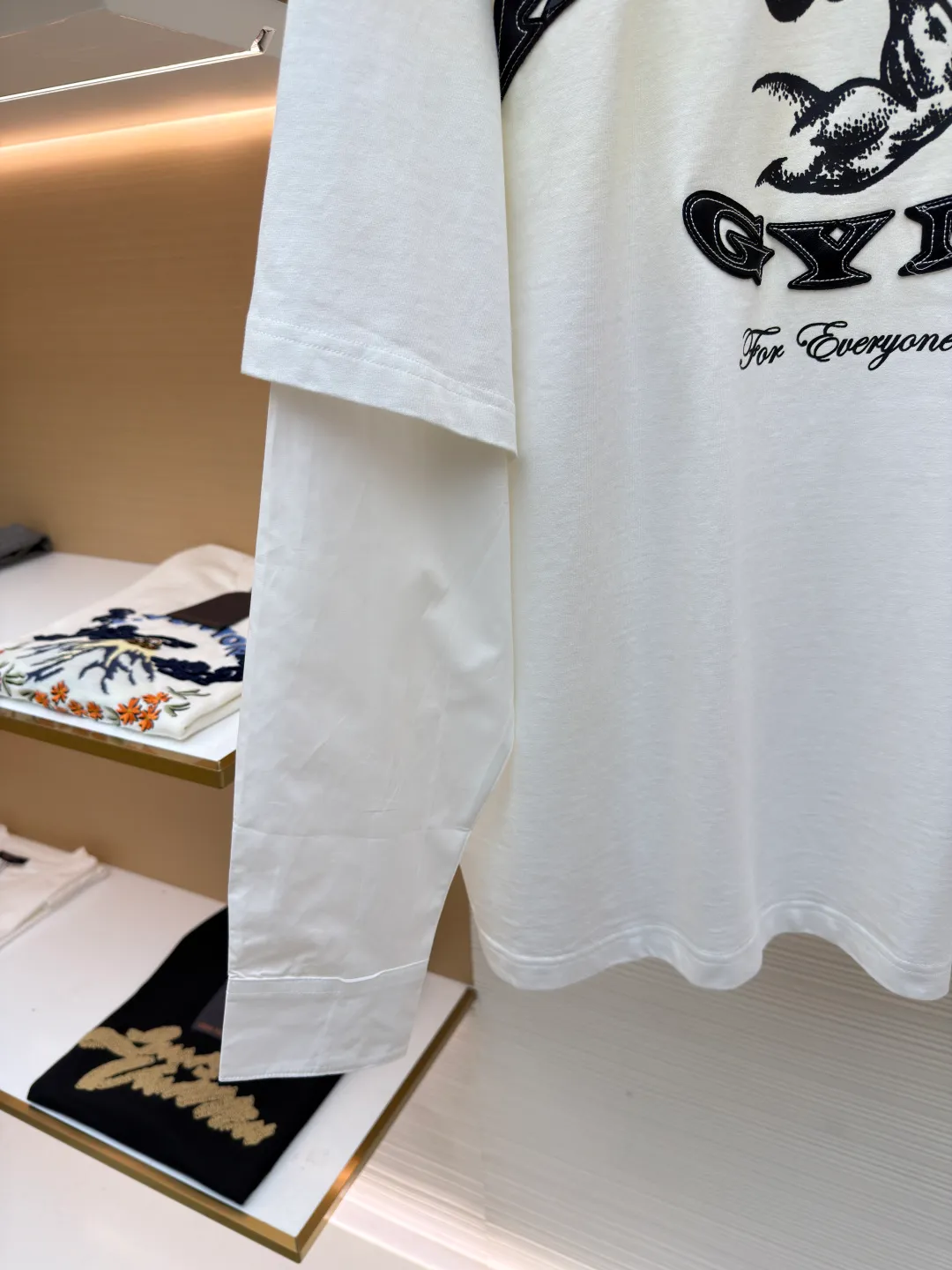 Acne Studios old logo fake two-piece long sleeves ●Original version: purchased and developed for 5500 ●Item number: 1681410-A65 ●Fabric: plain cotton fabric ●Technology: Glue printing production ●Color: white ●Version: fitted version ●Weight: about 400 grams ●Size: S-M-L-XL ●Description: Customized elegant cotton double-ply soft plain weave fabric and plaid moire memory plain weave cotton, soft and delicate, comfortable and close to the skin A hint of calmness and restraint in gray-toned green exudes a quiet and deep beauty. The ACNE GYM logo on the body is outlined with powerful white lines. For Everyone is simple but contains profound meaning. The old-fashioned effect that is inadvertently smudged meets the carrier of retro sentiment. It makes a stunning appearance in a fake two-piece version. It cleverly simulates the layering effect and is full of fashionable tension. Make every outfit a fashionable feast, using imported machine appliqué technology. Use advanced computer control systems and precision mechanical components to implement ACNE GYM appliqué operations. Present an embroidery effect with both clarity and three-dimensionality, using glue printing. The printing has been modified three times with film screens. Use glue liquid paint to print the pattern on the fabric. Bake the fabric to fix the printing pattern, and use the gradient old-fashioned spray process. Spray dyes of different colors on the surface of the fabric. Realize that clothes can show rich color changes under different lights and increase visual layering. The overall wiring is straight and delicate, the fabric is comfortable and soft, and the color is consistent without color difference. It can be matched with the same style to create a fashionable look and control various occasions. Customized accessories, complete with three standards, same style for men and women!